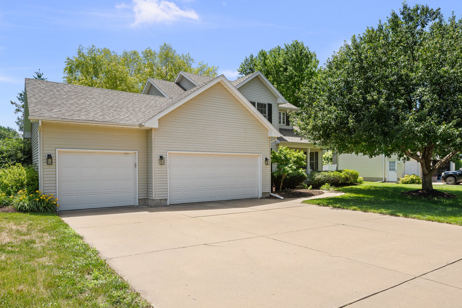 1198 Bridgeview Place — photo