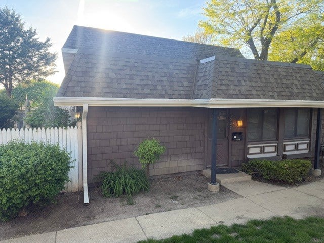 1333 Court Leona — photo