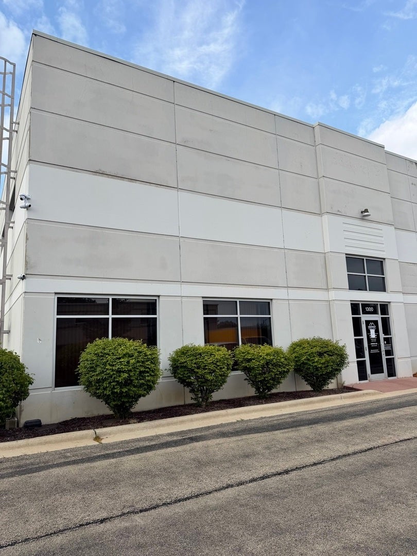 1300 Lakeview Drive — photo