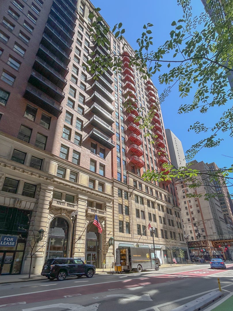 212 W Washington Street 1513 — photo