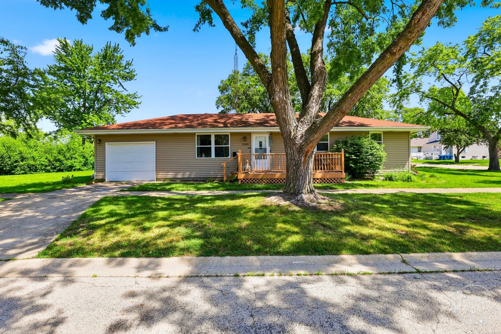 2205 W Hickory Street — photo