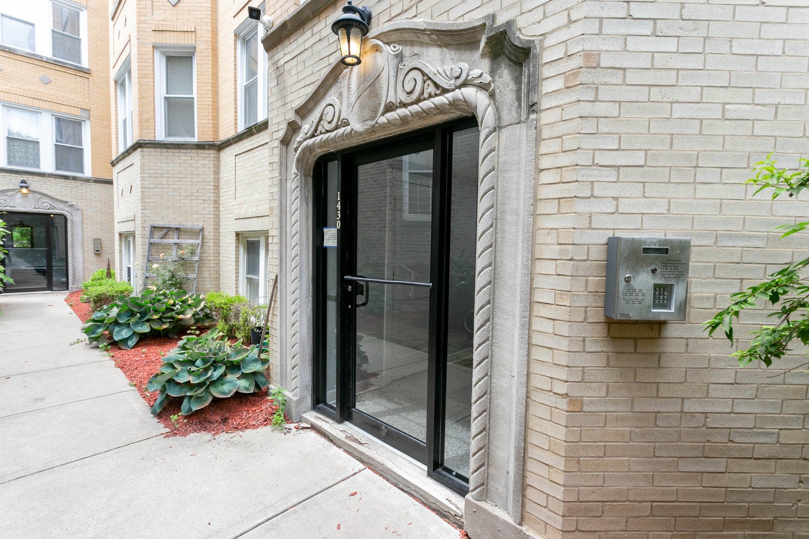 1430 N Maplewood Avenue 402 — photo