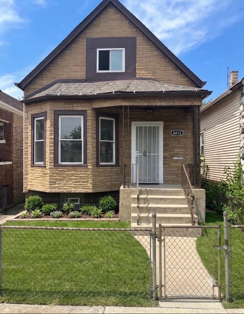 6832 S Aberdeen Street — photo