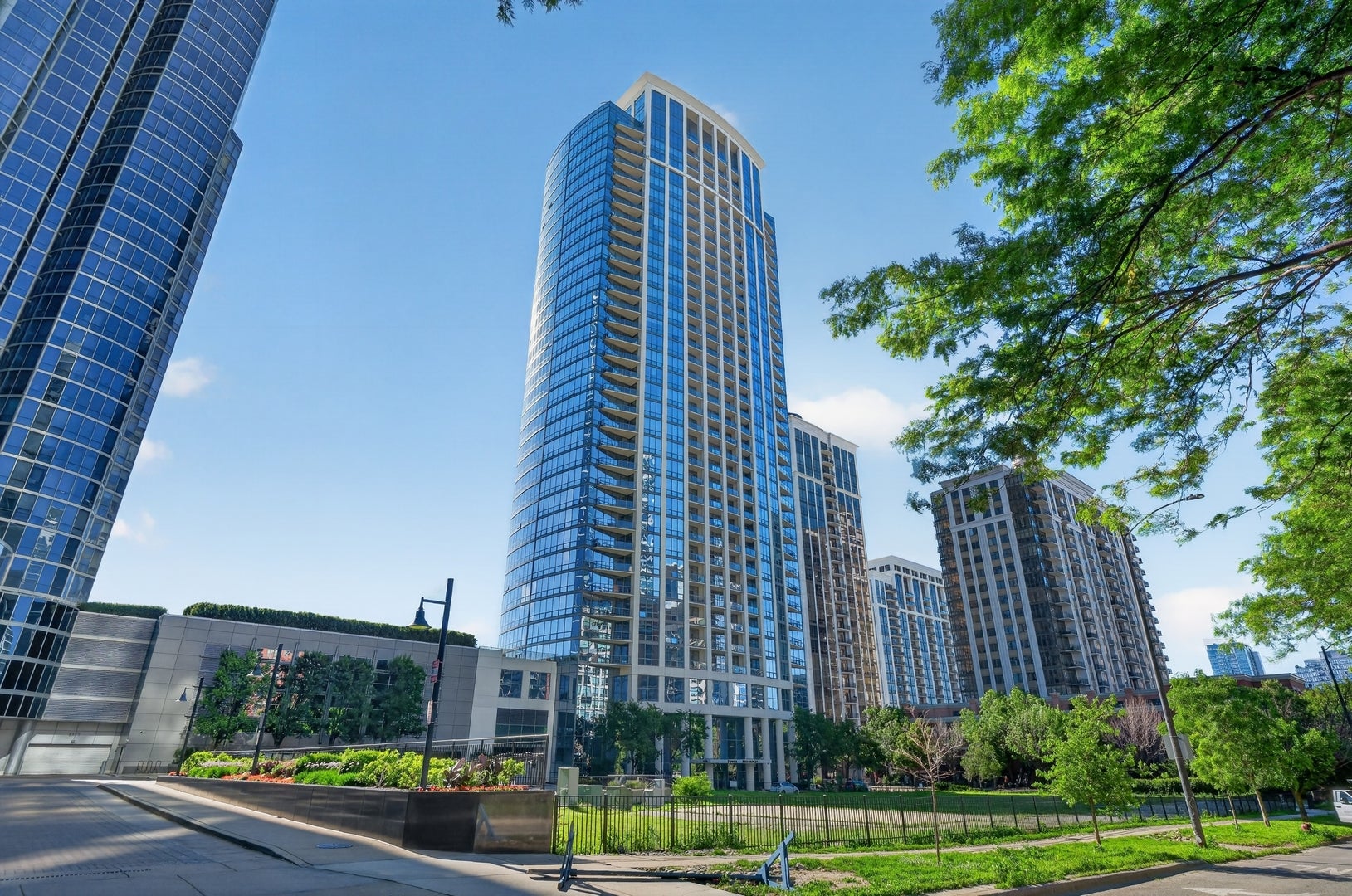 1235 S Prairie Avenue 502 — photo