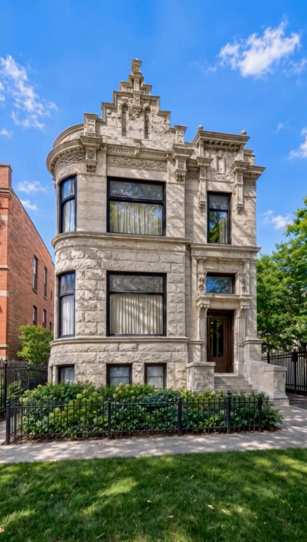 1646 N Leavitt Street — photo