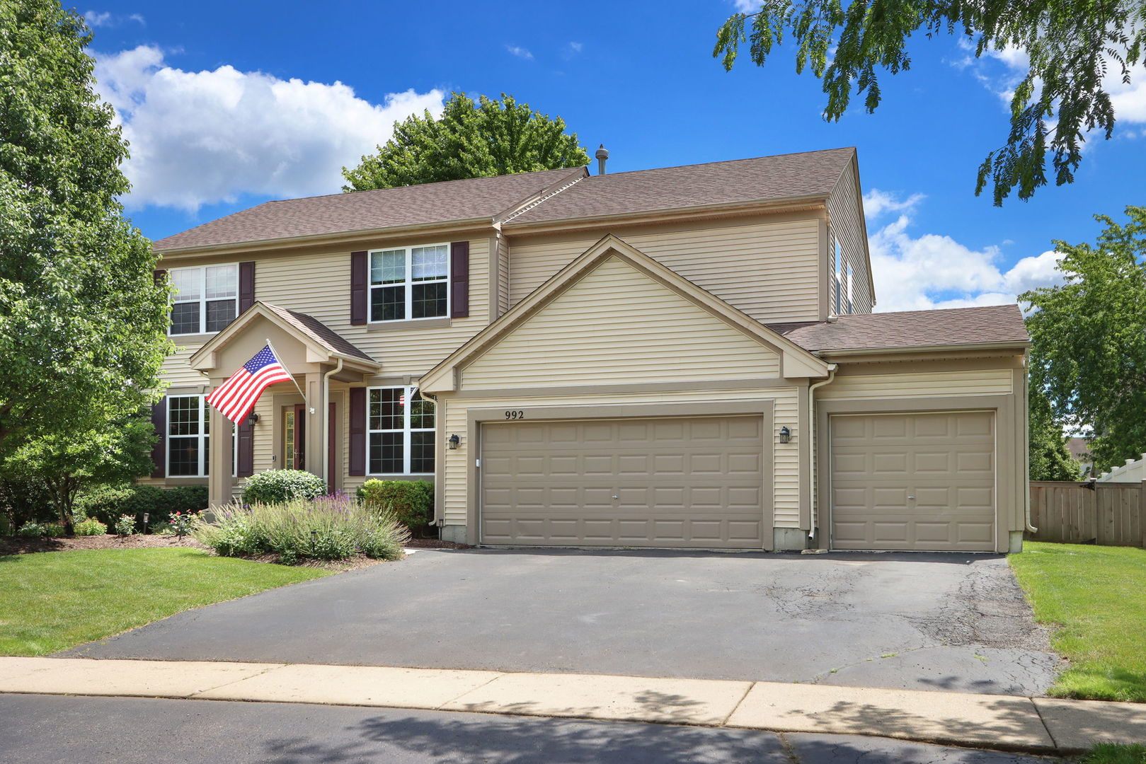 992 Curran Place — photo