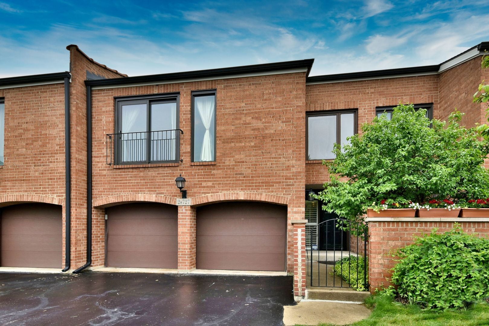 2S727 Williamsburg Court — photo