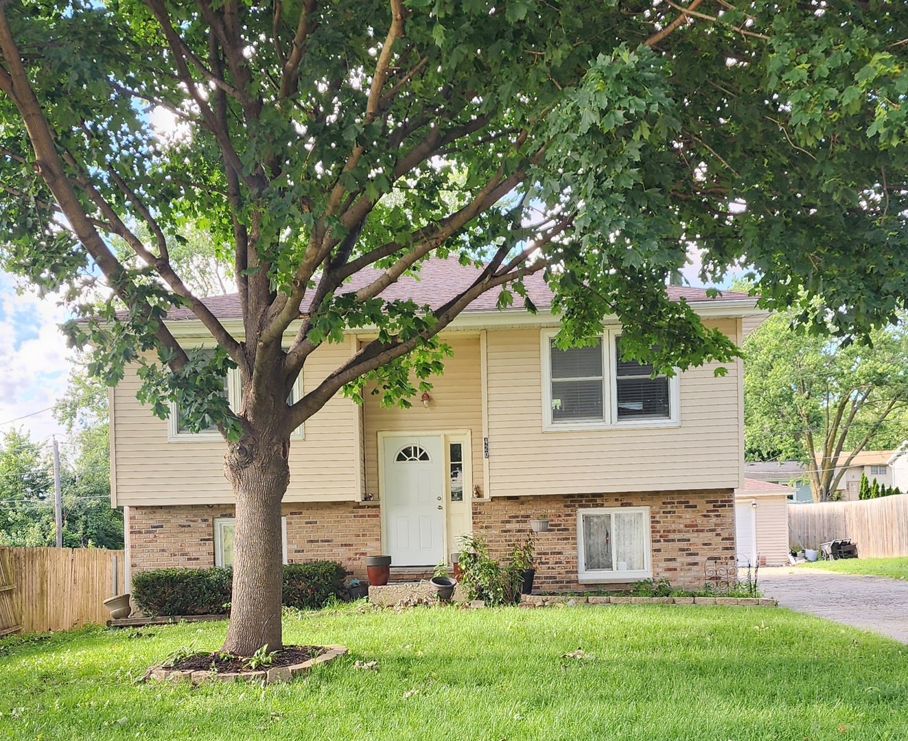 420 Robinhood Drive — photo