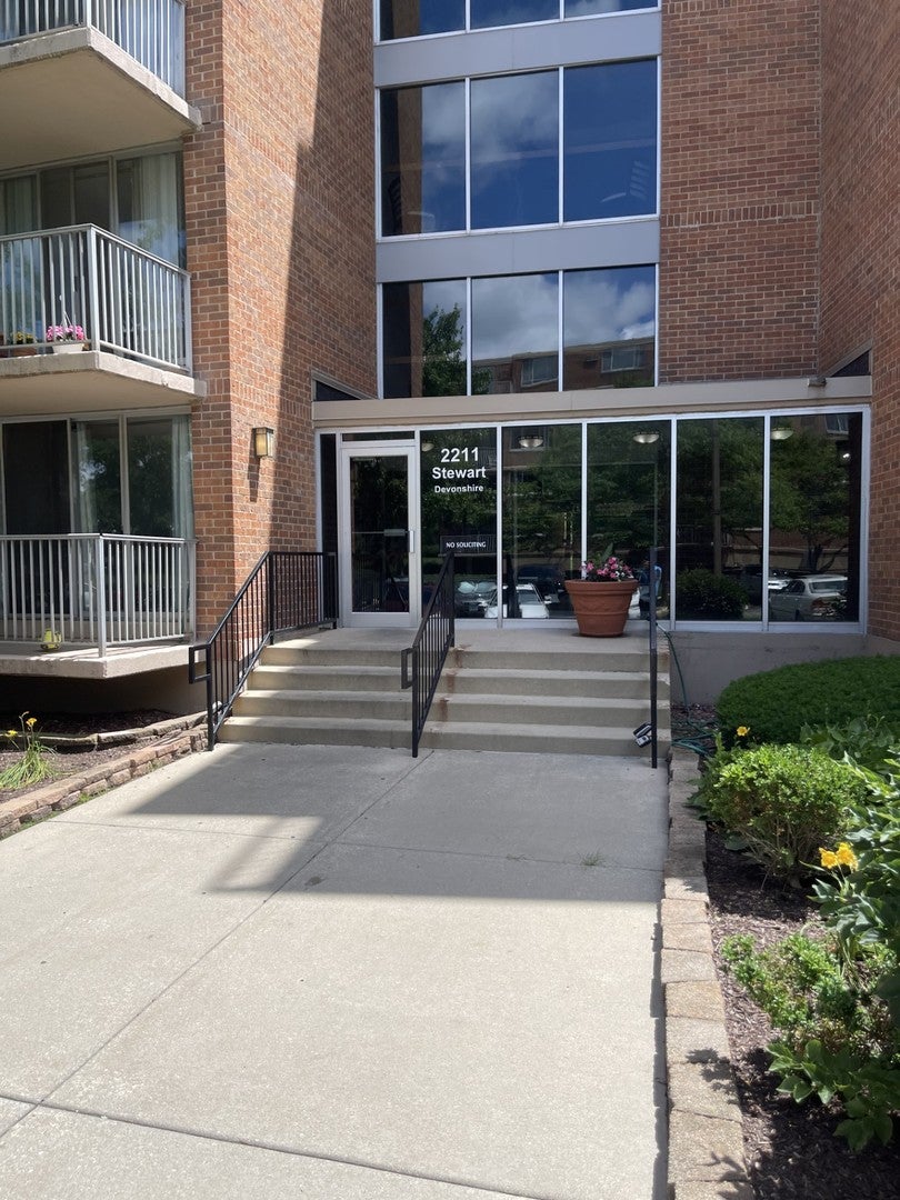 2211 S Stewart Avenue 1C — photo