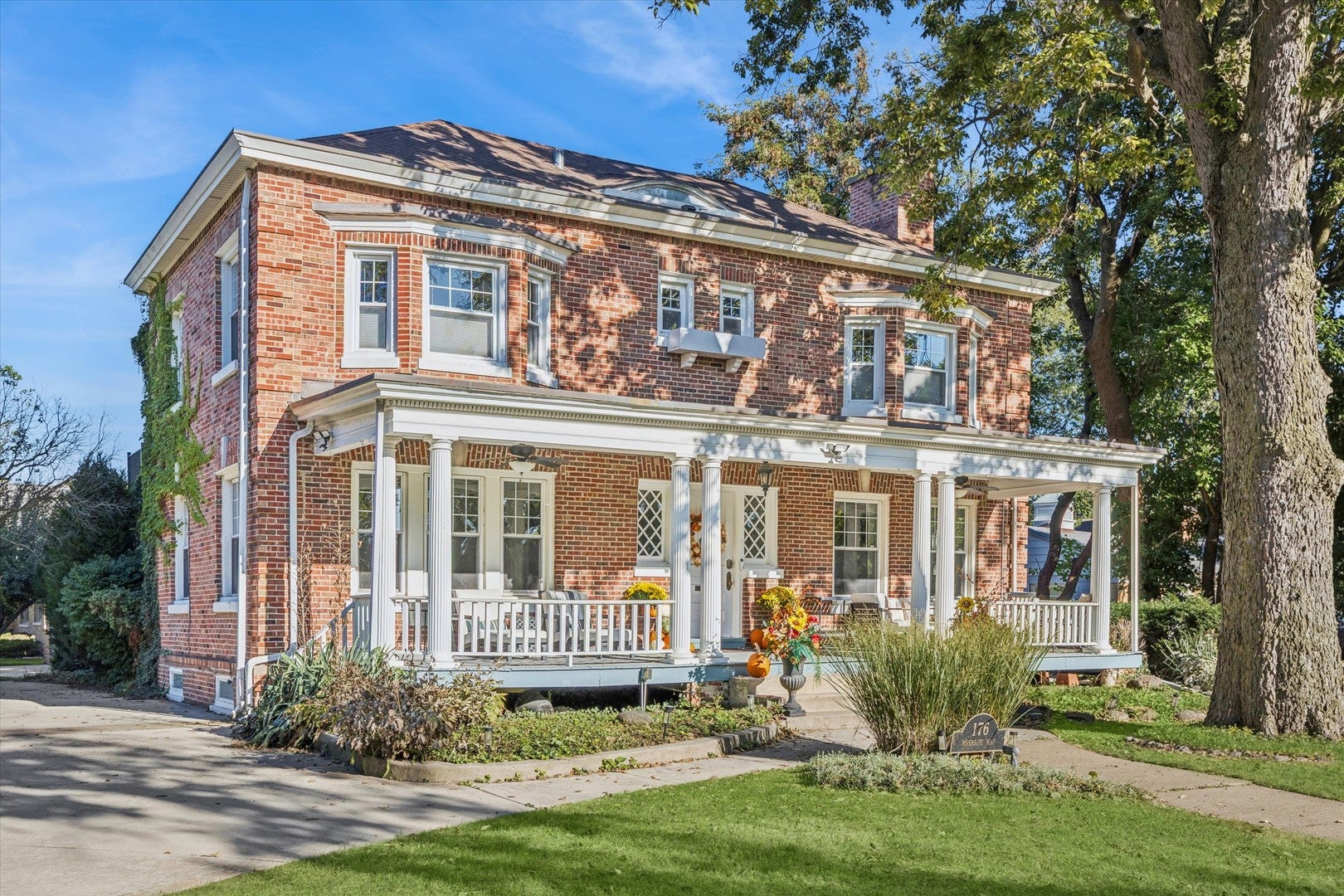 176 Riverside Road, Riverside, IL 60546