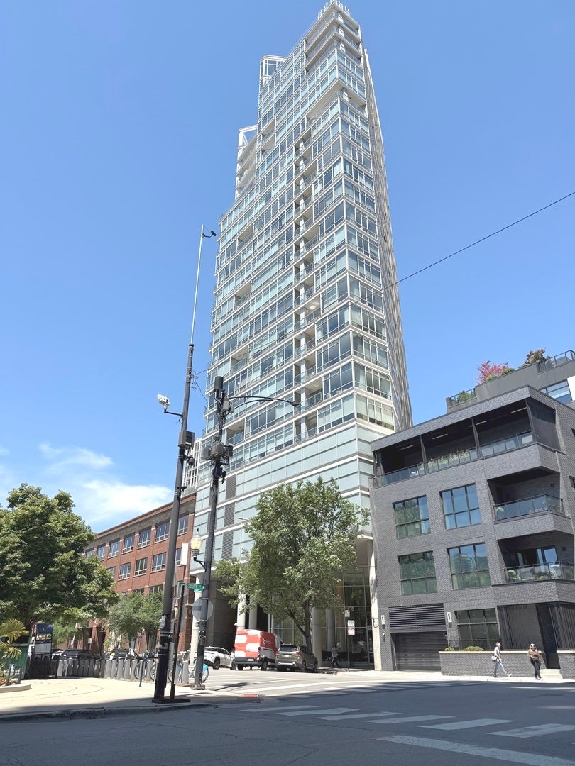 510 W Erie Street 1705 — photo