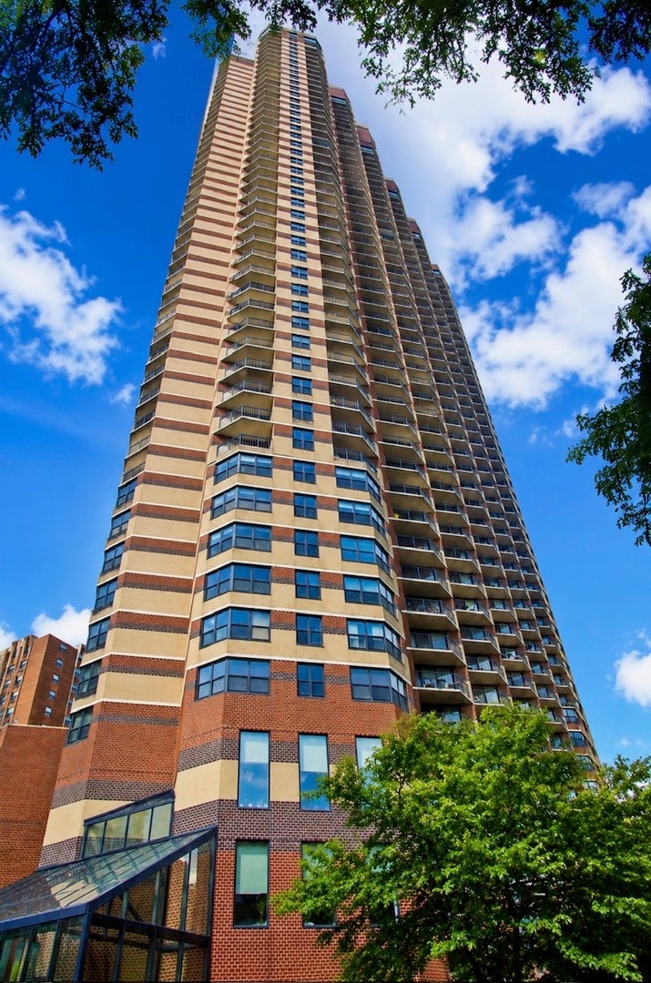 3660 N Lake Shore Drive 2812 — photo