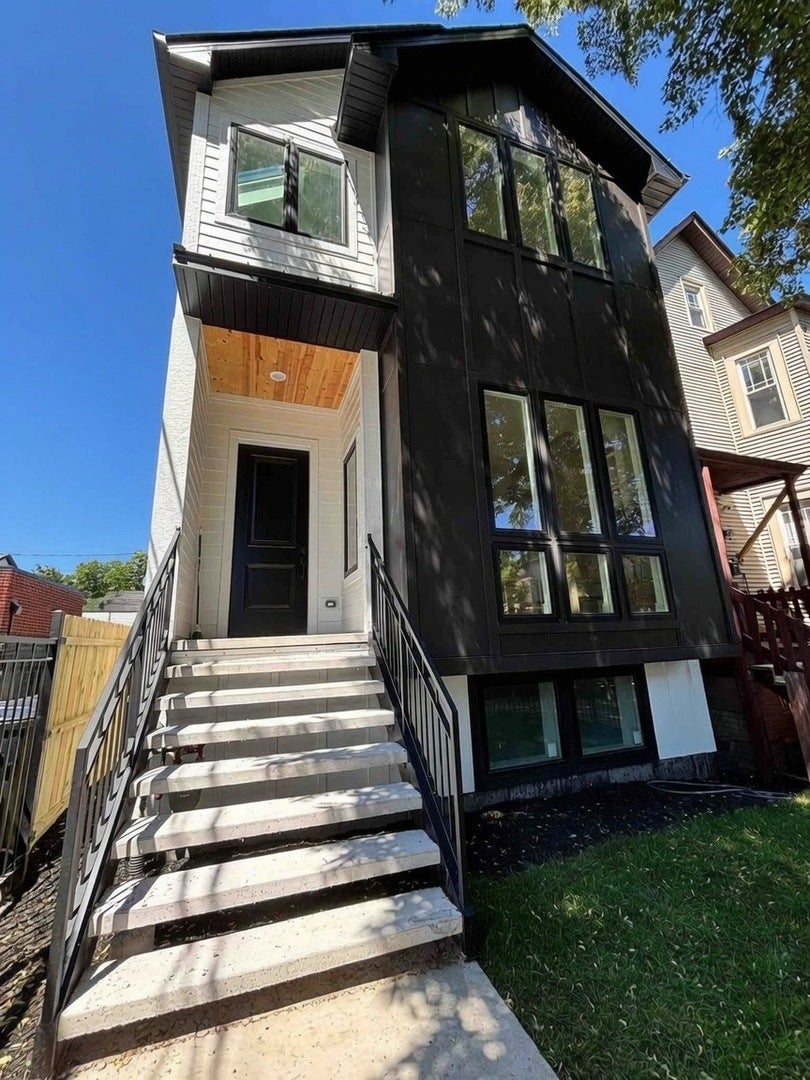 1914 N Rockwell Street — photo