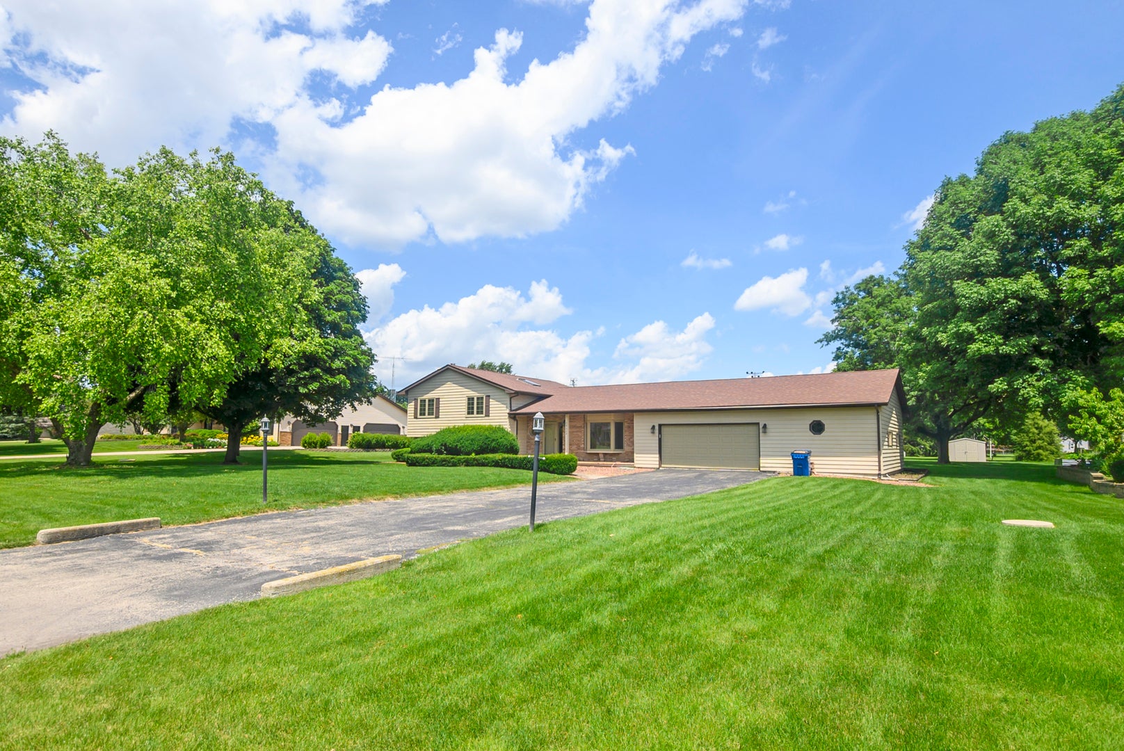 24662 W Red Oak Lane — photo