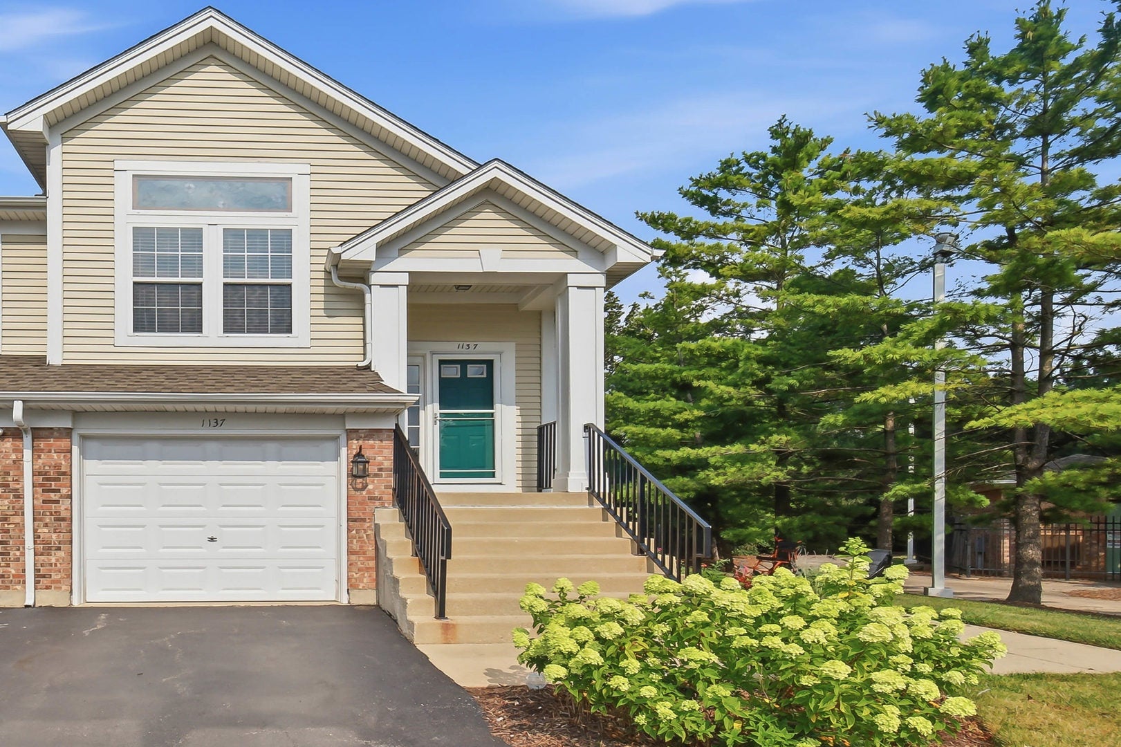 1137 Hawthorne Lane — photo