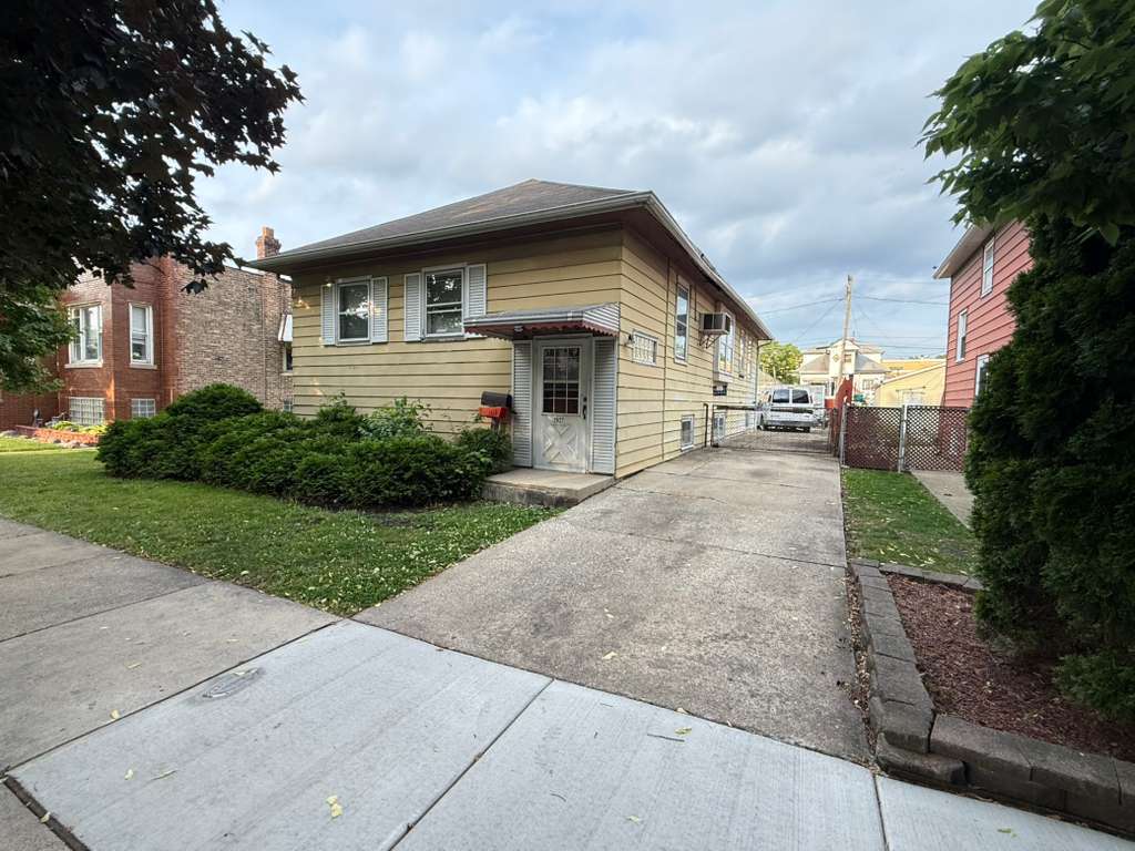 2627 S 60th Court — photo