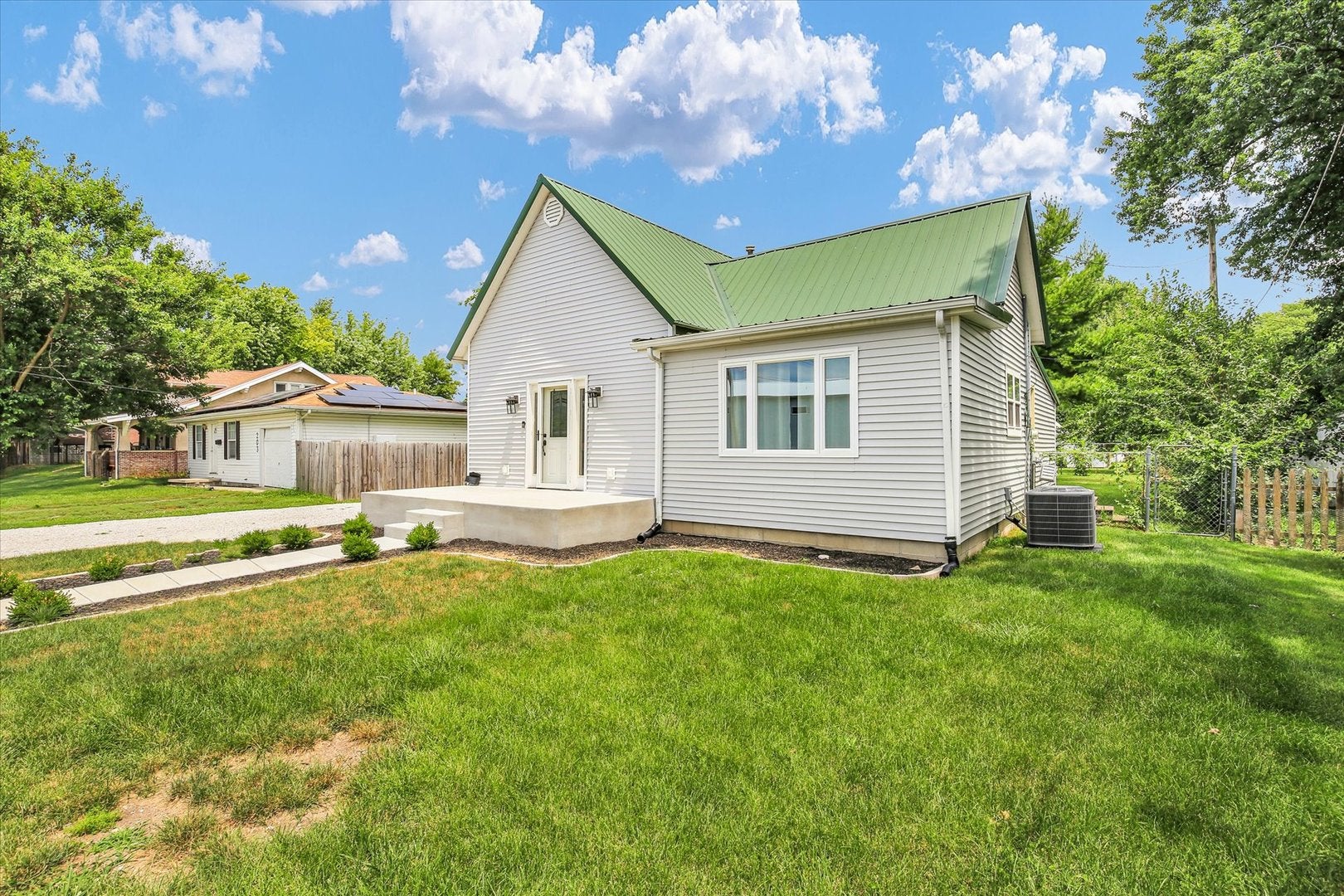 Home in Tuscola, IL 61953 — photo 2