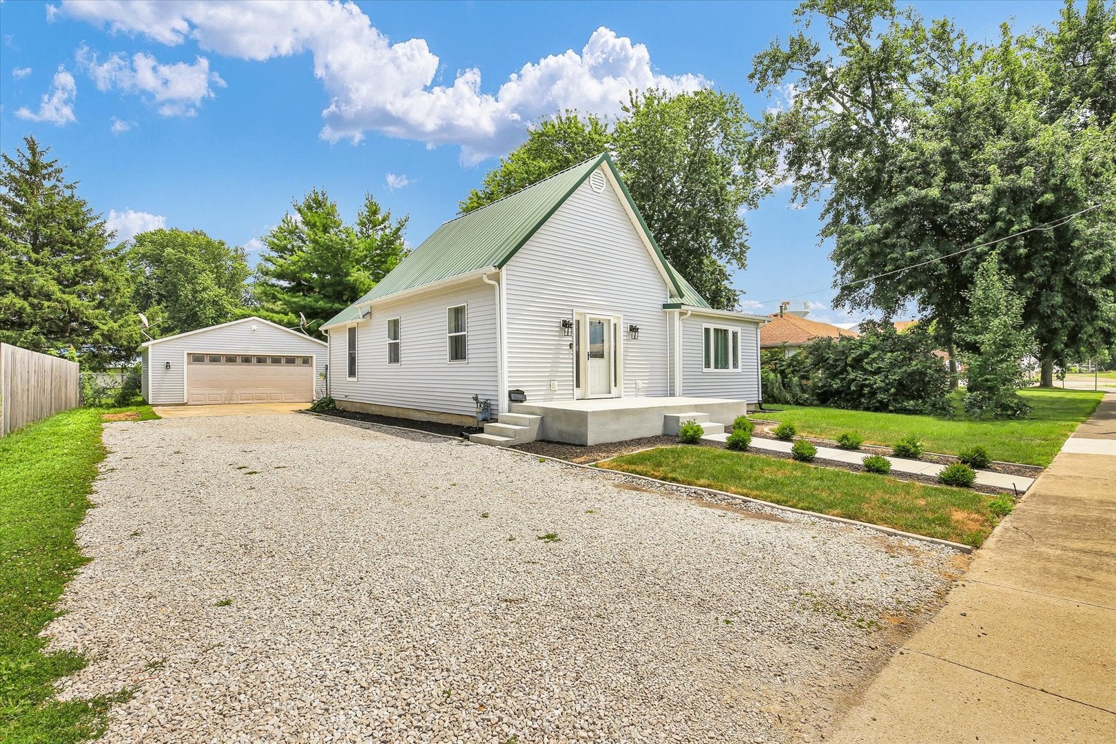 Home in Tuscola, IL 61953 — photo 3