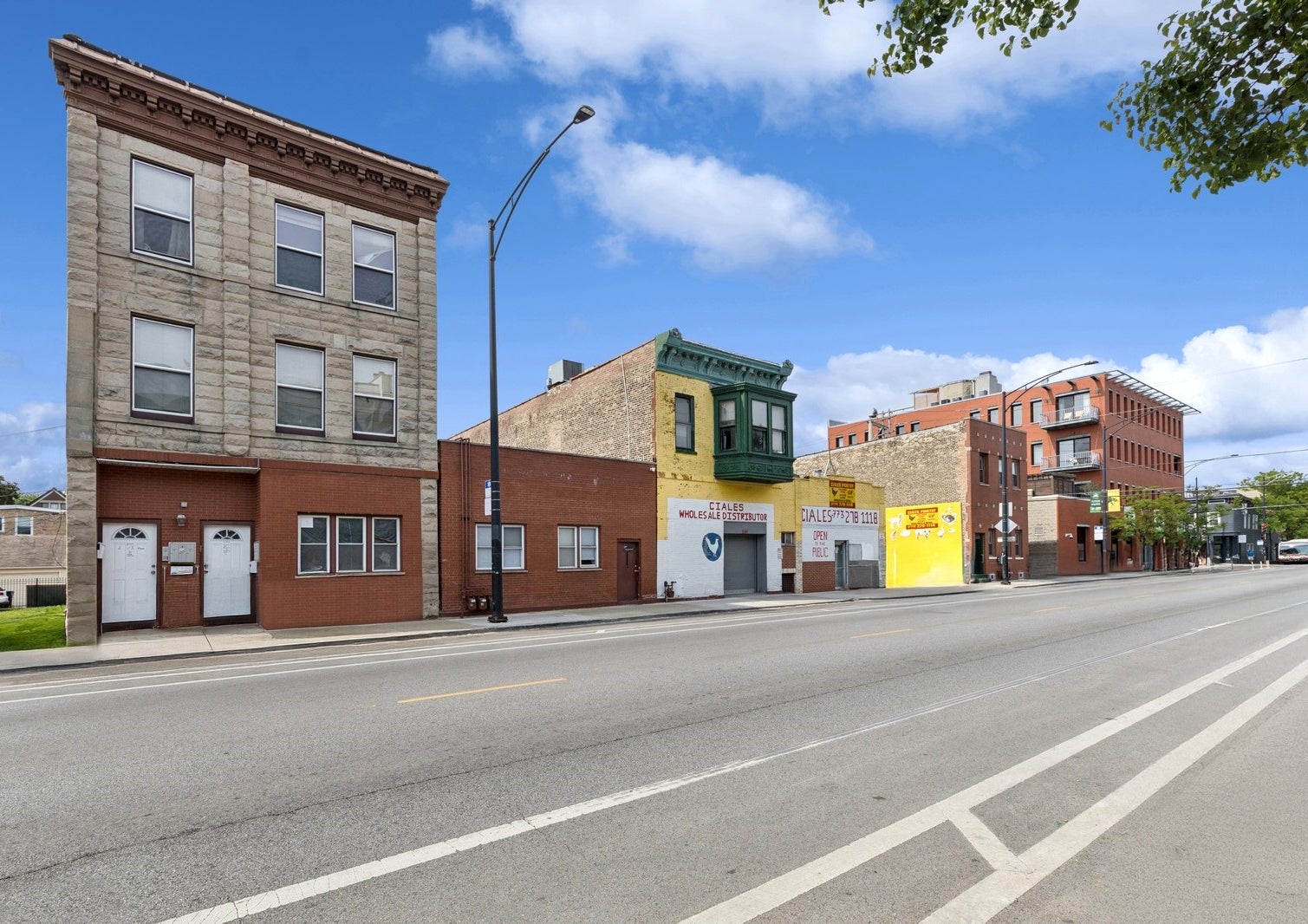 2135 W Armitage Avenue — photo