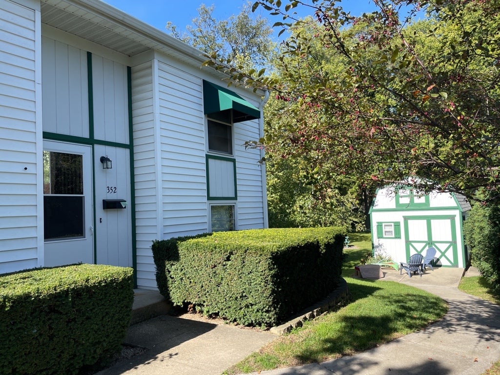 352 College Street — photo