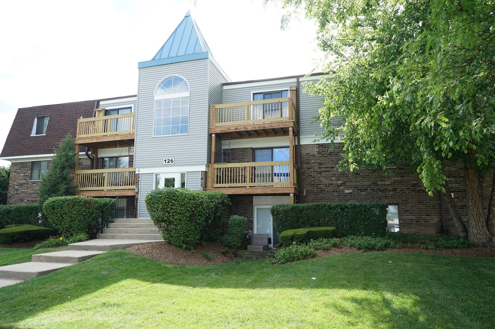 Home in Addison, IL 60101 — photo 2