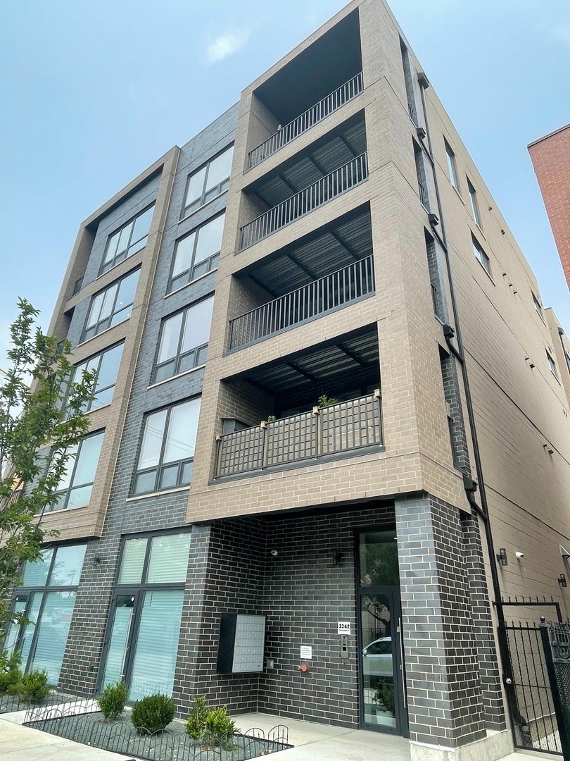 2342 W Adams Street 402 — photo