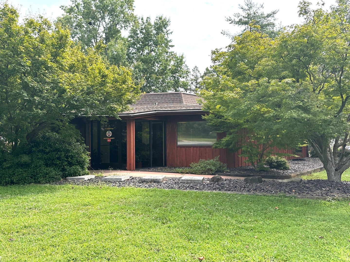 303 N Robinson Circle — photo