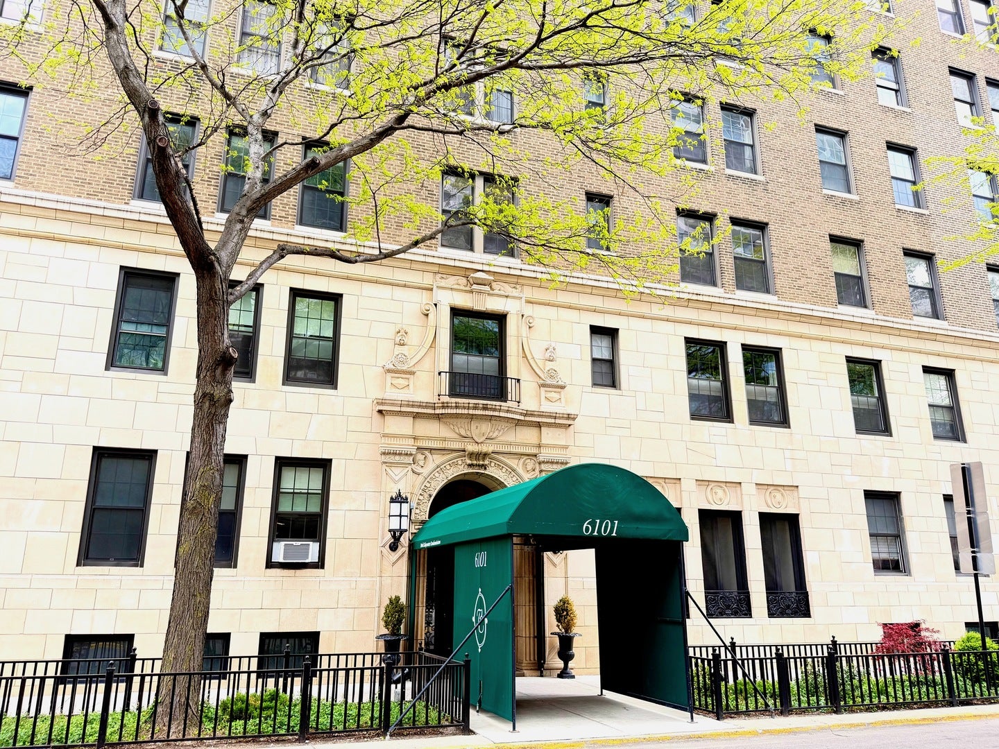 6101 N Sheridan Road 11E — photo