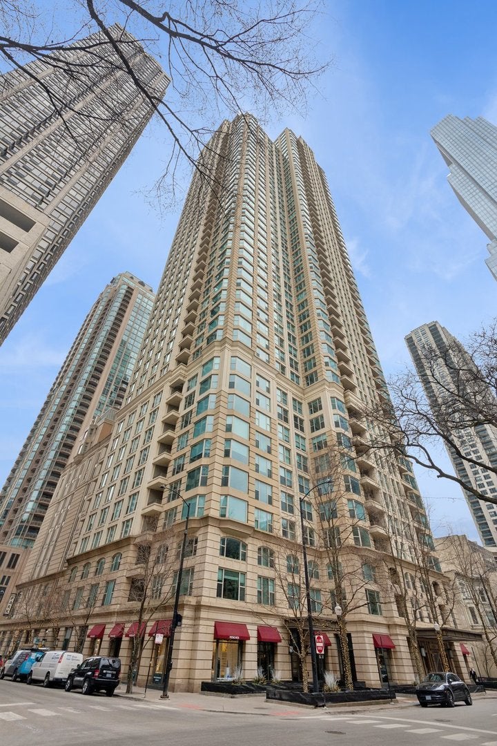 25 E Superior Street 3903 — photo