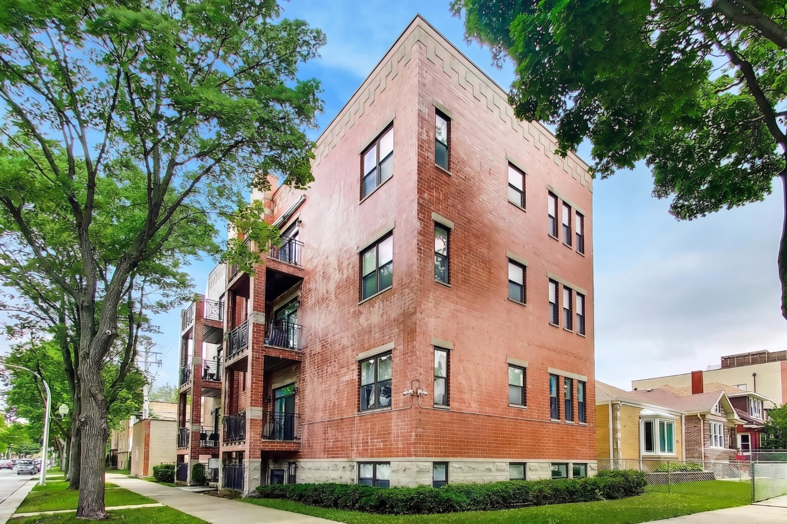 2551 W Arthur Avenue 2E — photo