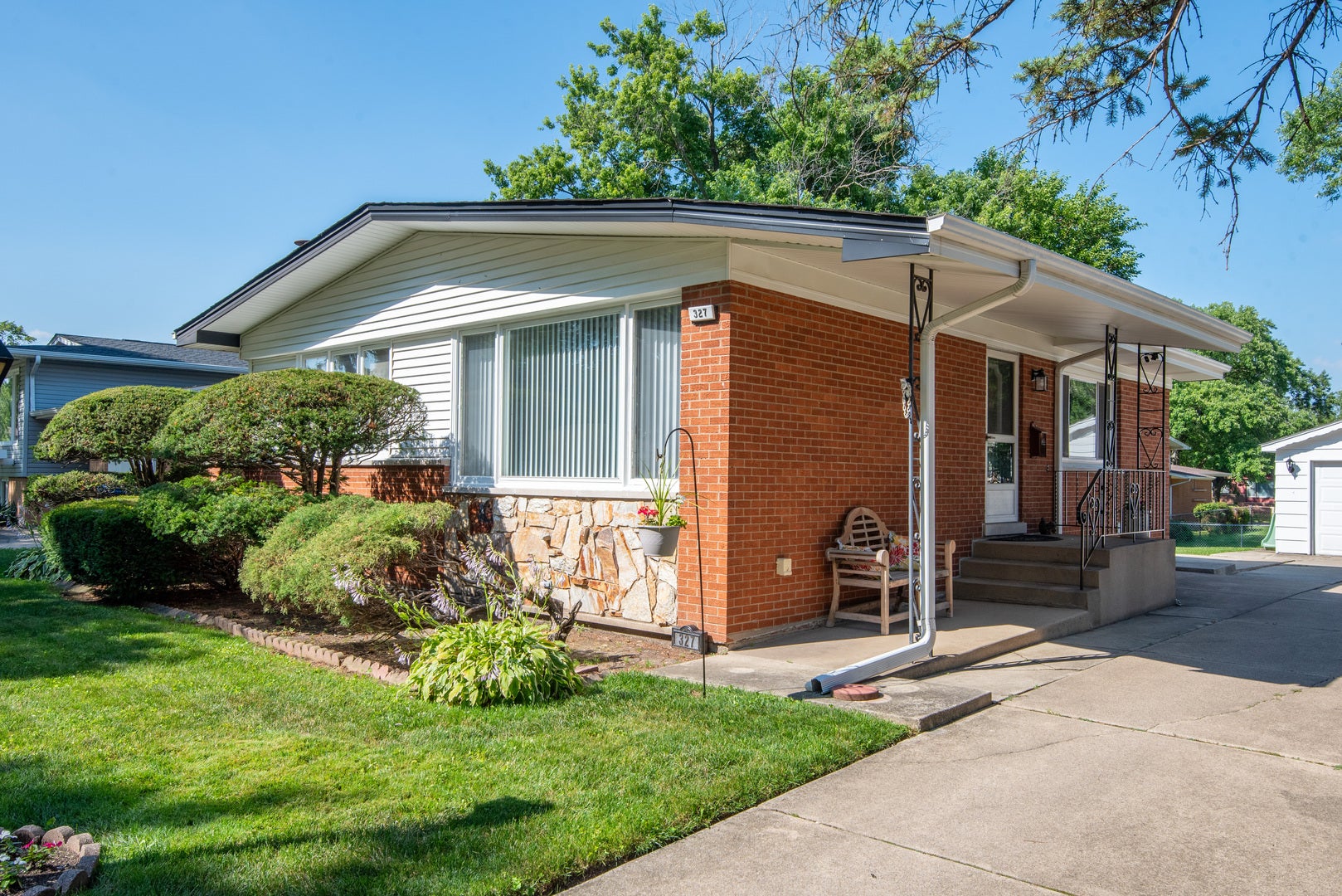 327 W Holly Court — photo