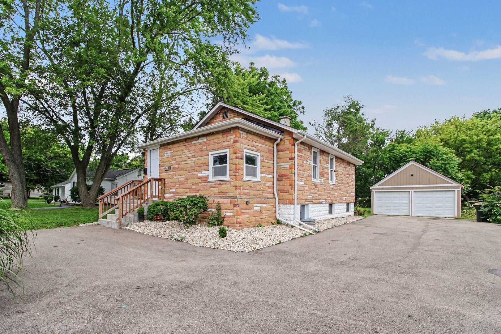 208 W Nippersink Road — photo