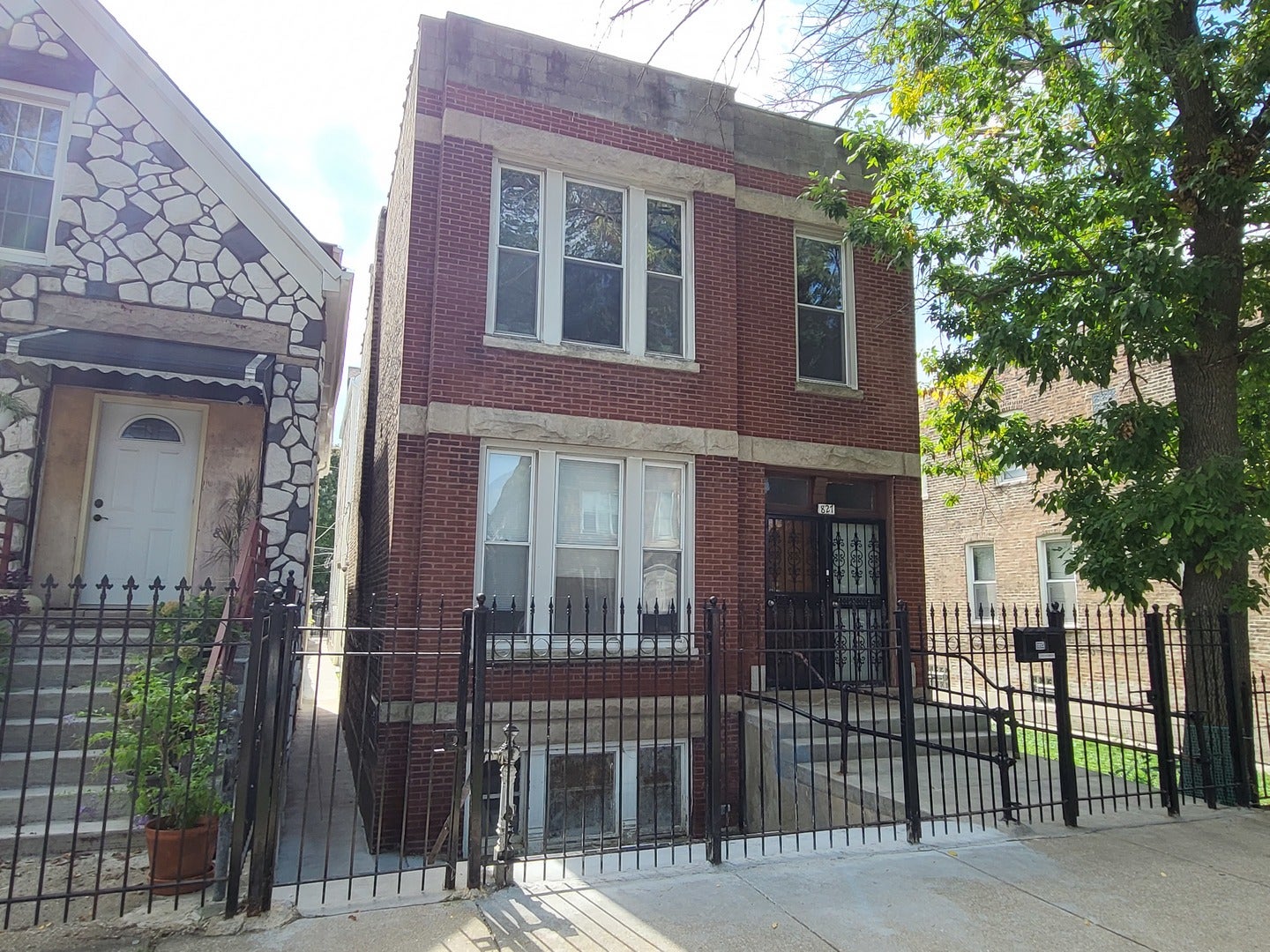 827 W 33rd Place Grb — photo