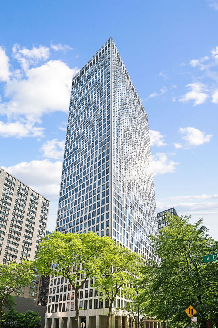 260 E Chestnut Street 512 — photo
