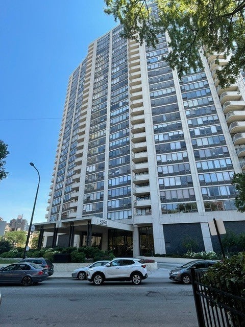 3930 N Pine Grove Avenue 707 — photo