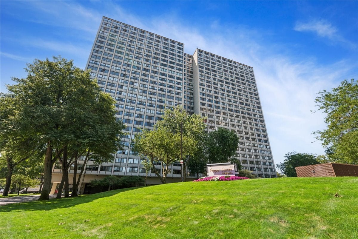4850 S Lake Park Avenue 1201 — photo