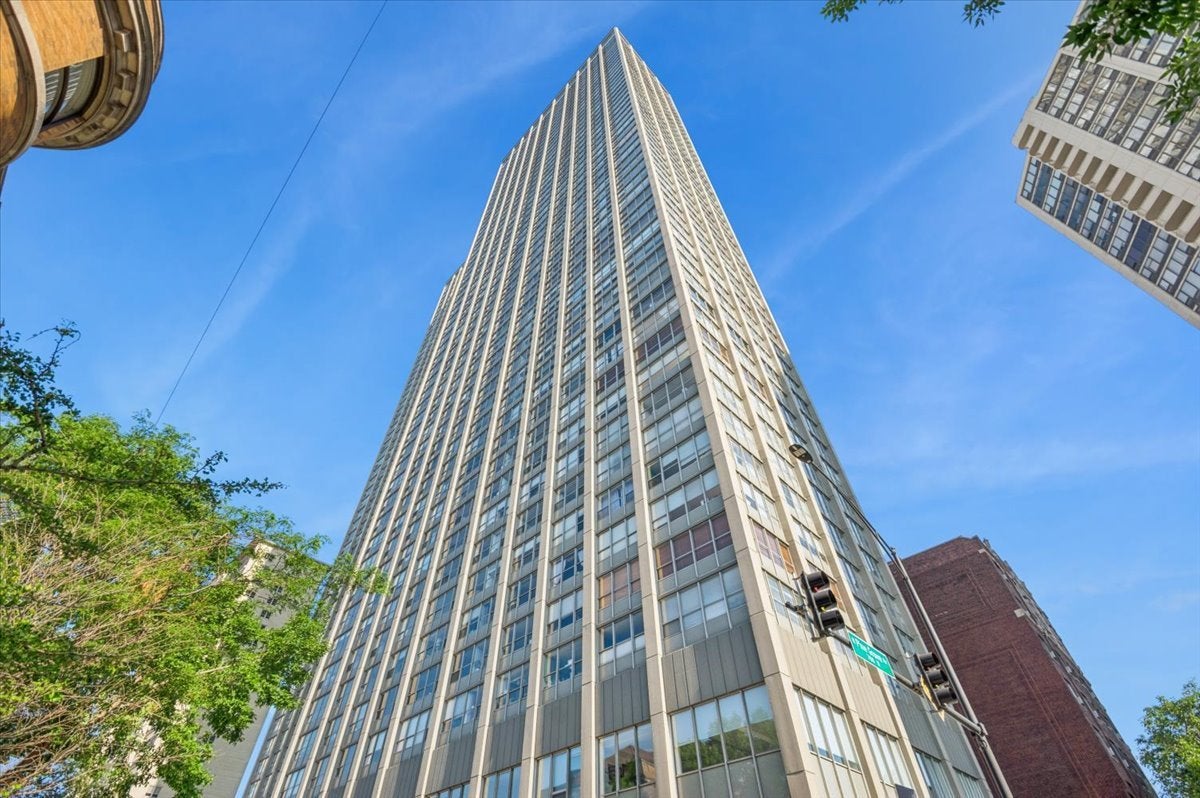 655 W Irving Park Road 402 — photo