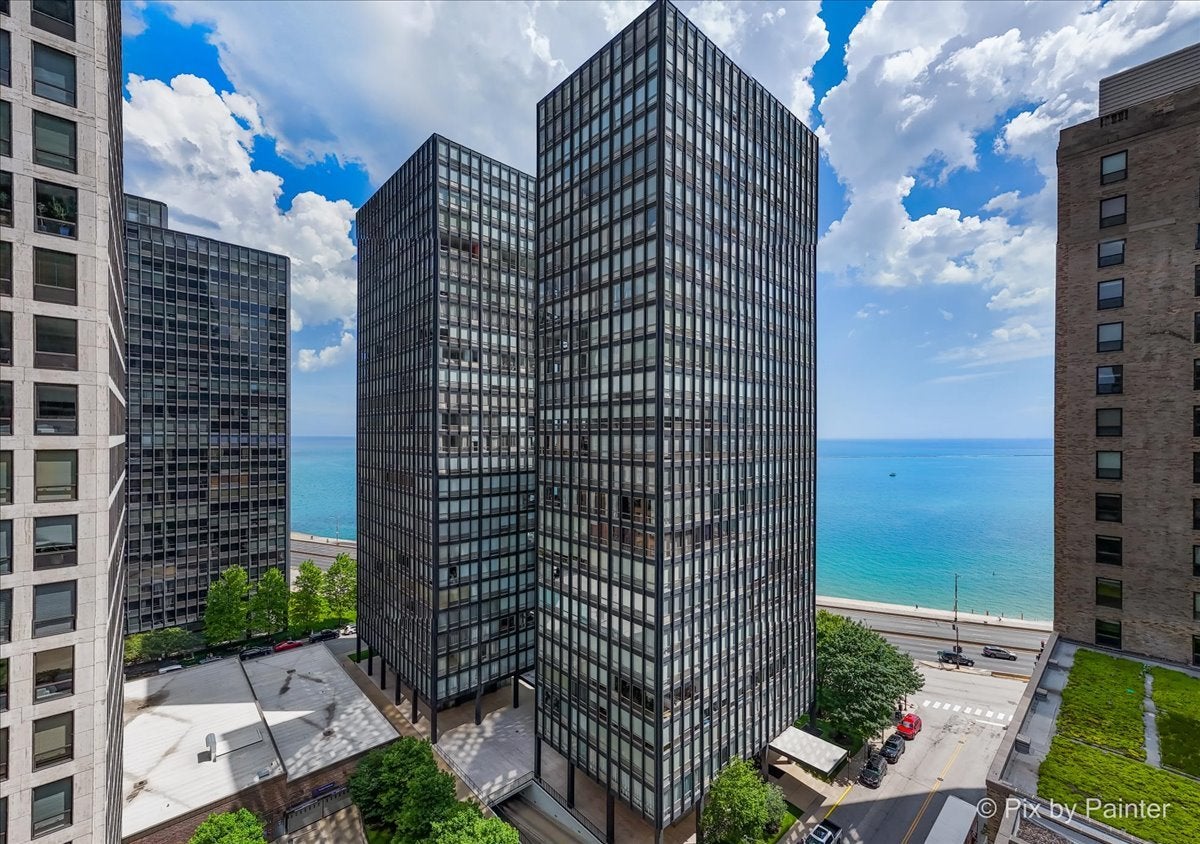 860 N Lake Shore Drive 19L — photo