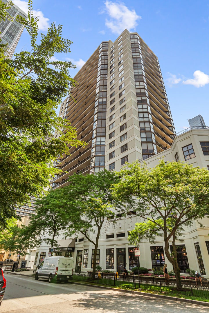 33 W Delaware Place 14F — photo