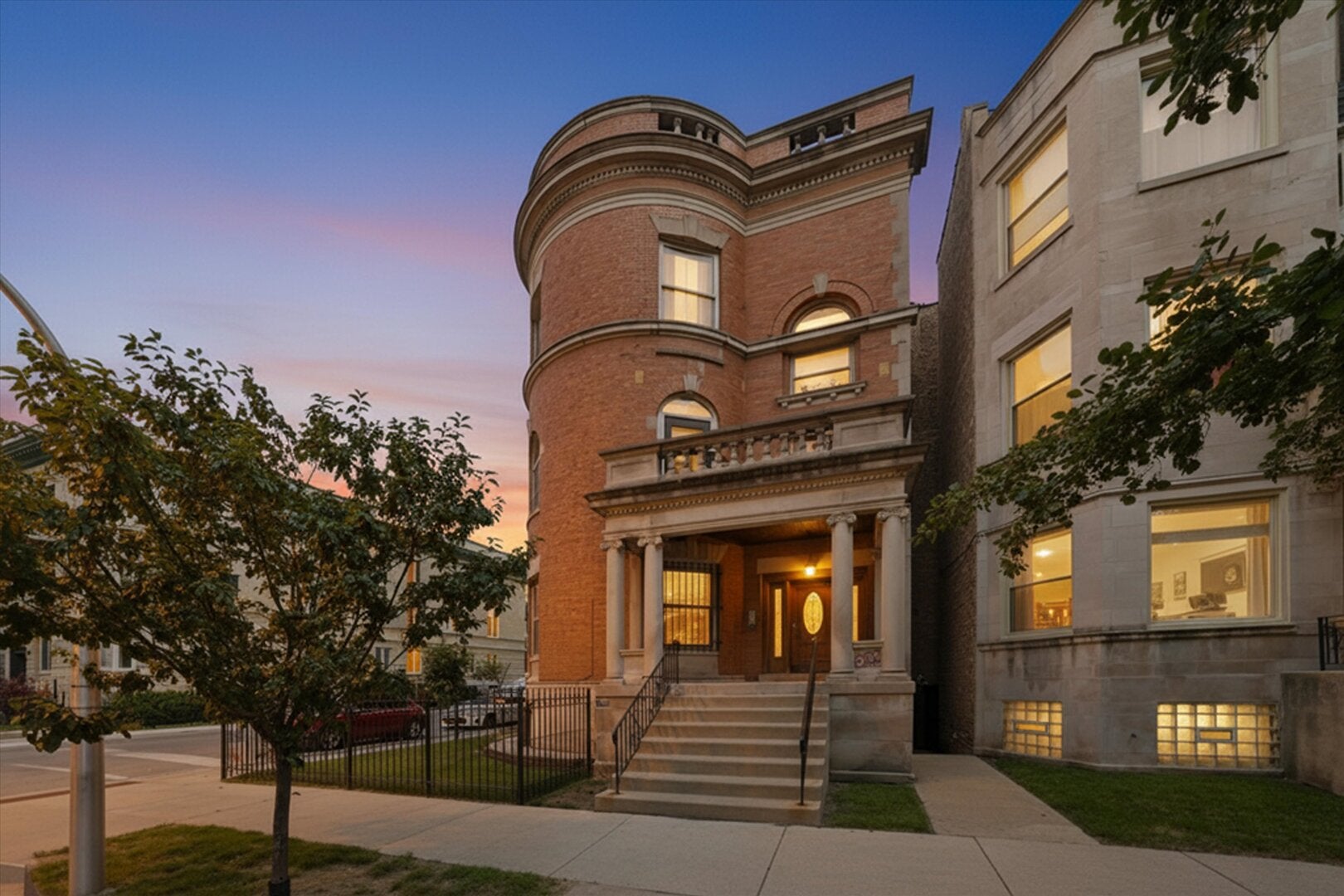 Home in Chicago, IL 60615 — photo 2