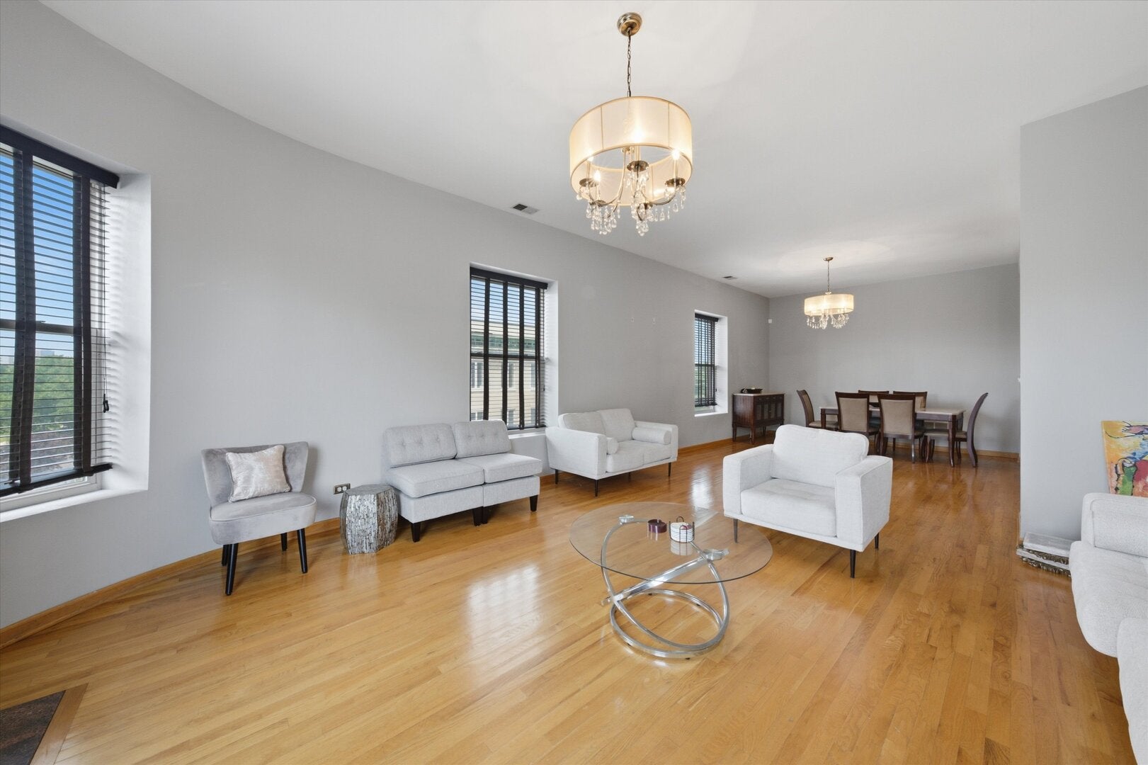 Home in Chicago, IL 60615 — photo 3