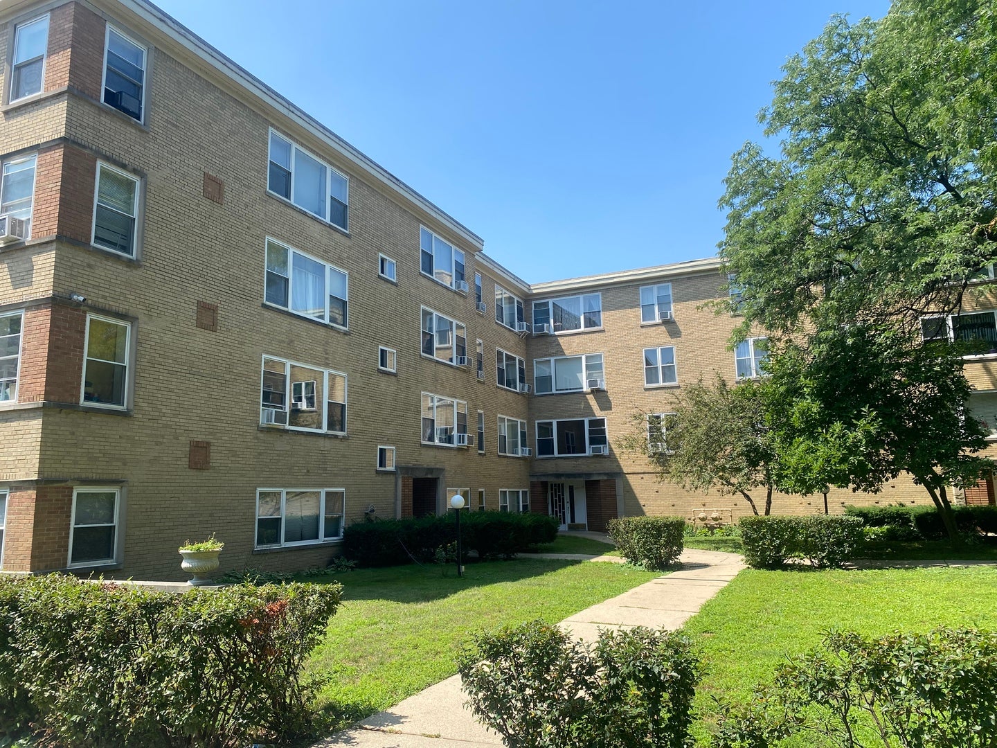 6104 N Winchester Avenue Gc — photo