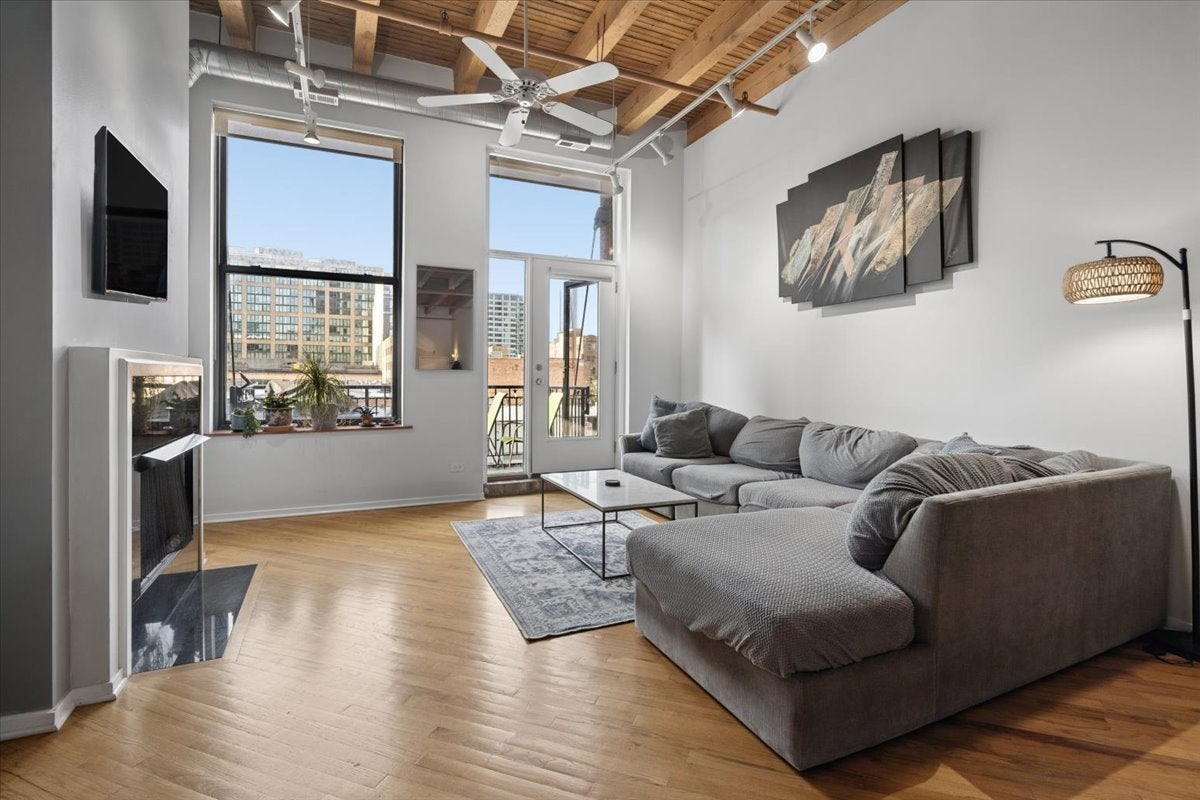 Home in Chicago, IL 60661 — photo 2