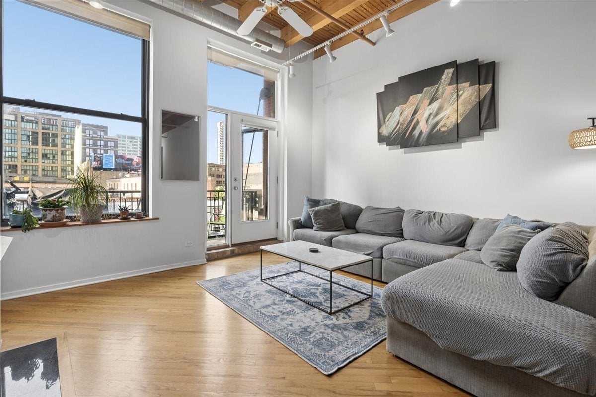 Home in Chicago, IL 60661 — photo 3