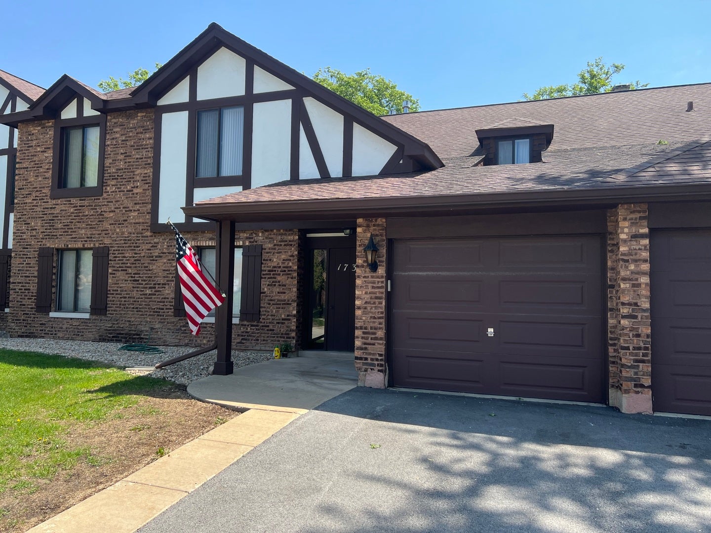 1737 Harrow Court B — photo