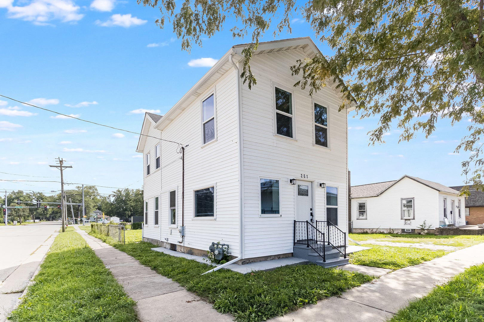 201 W John Street — photo