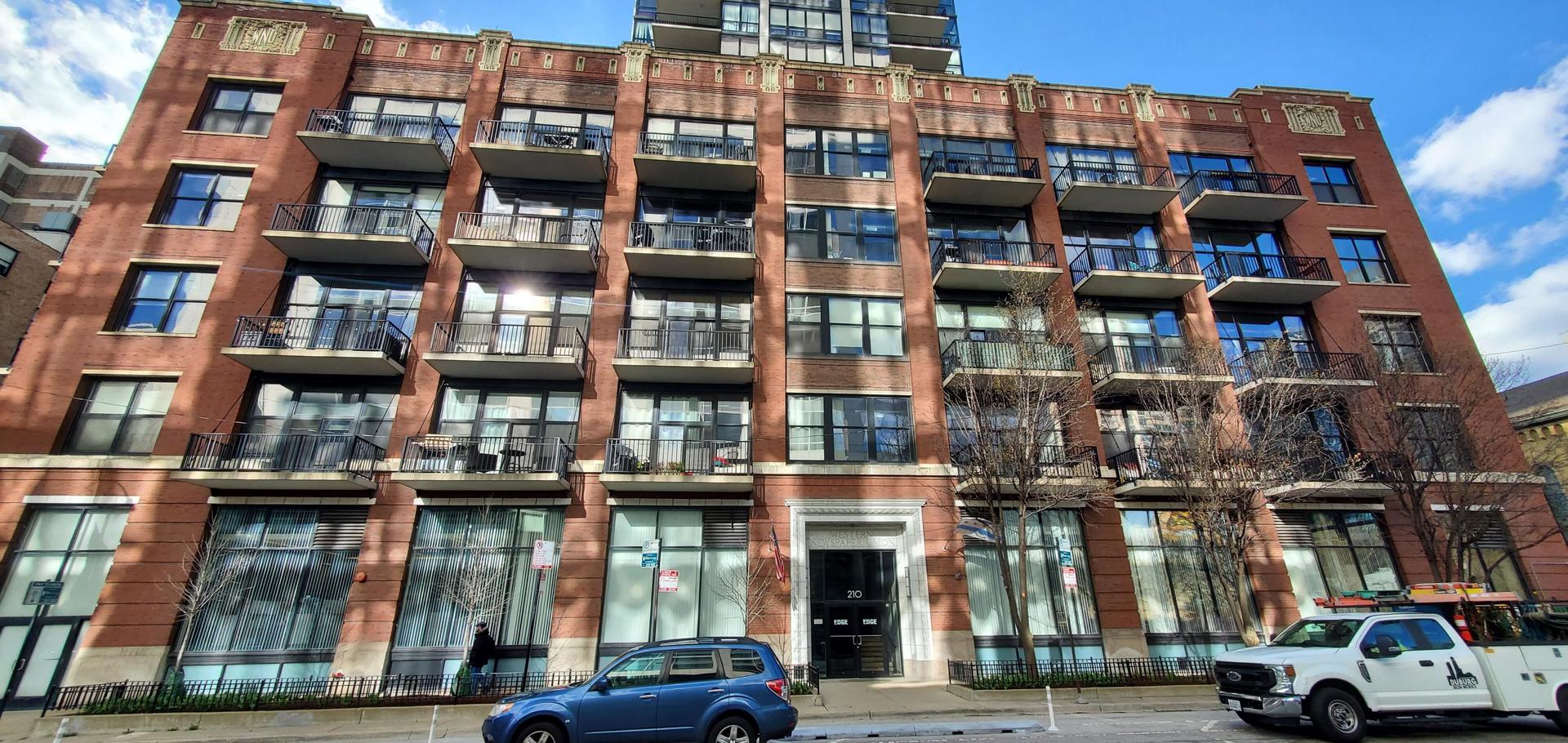 210 S Desplaines Street 512 — photo