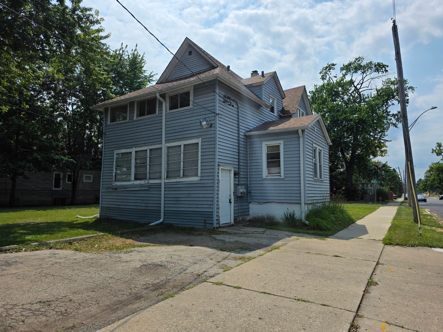 1801 Victoria Avenue 2 — photo