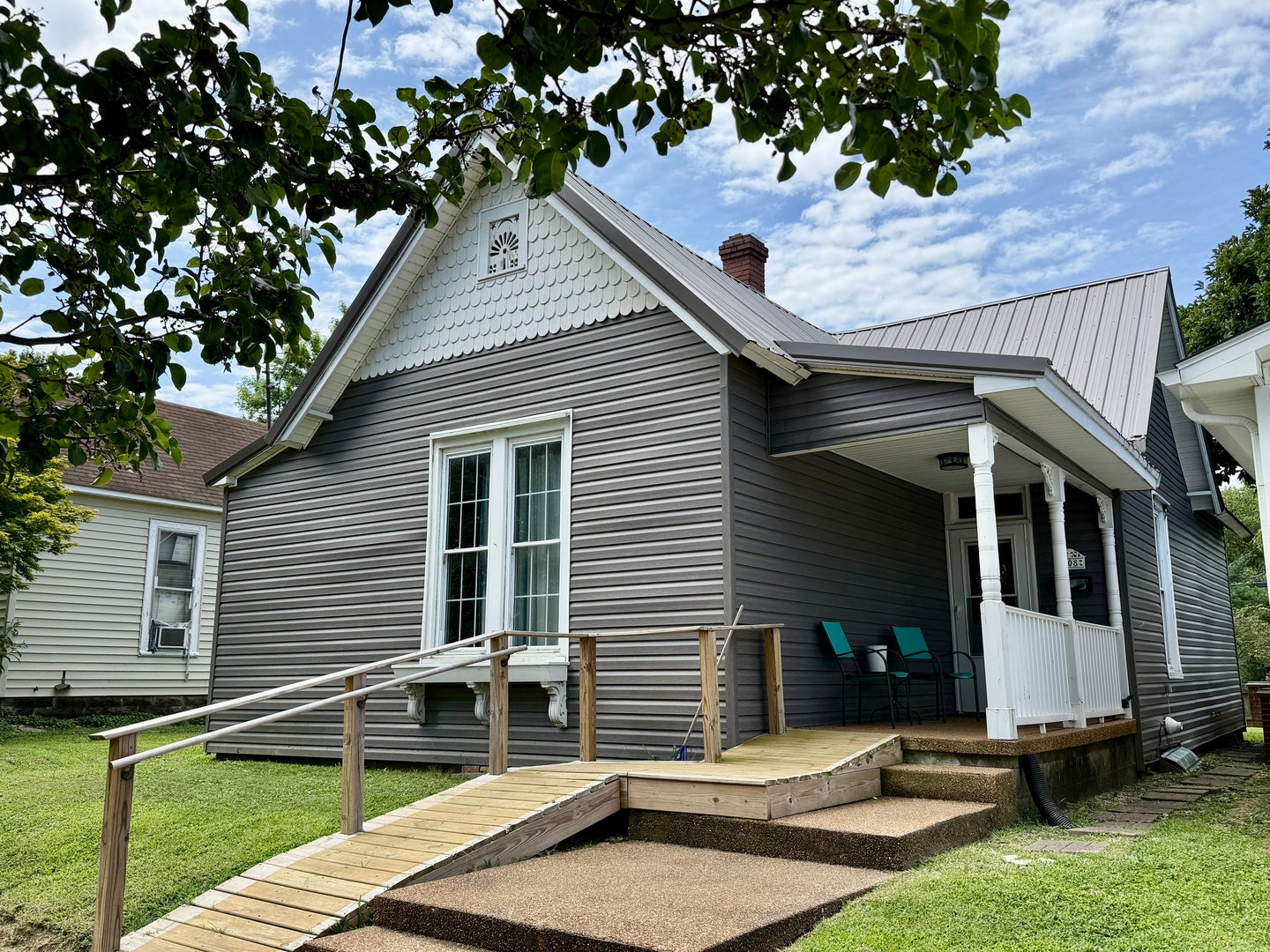 208 E 8th Street — photo