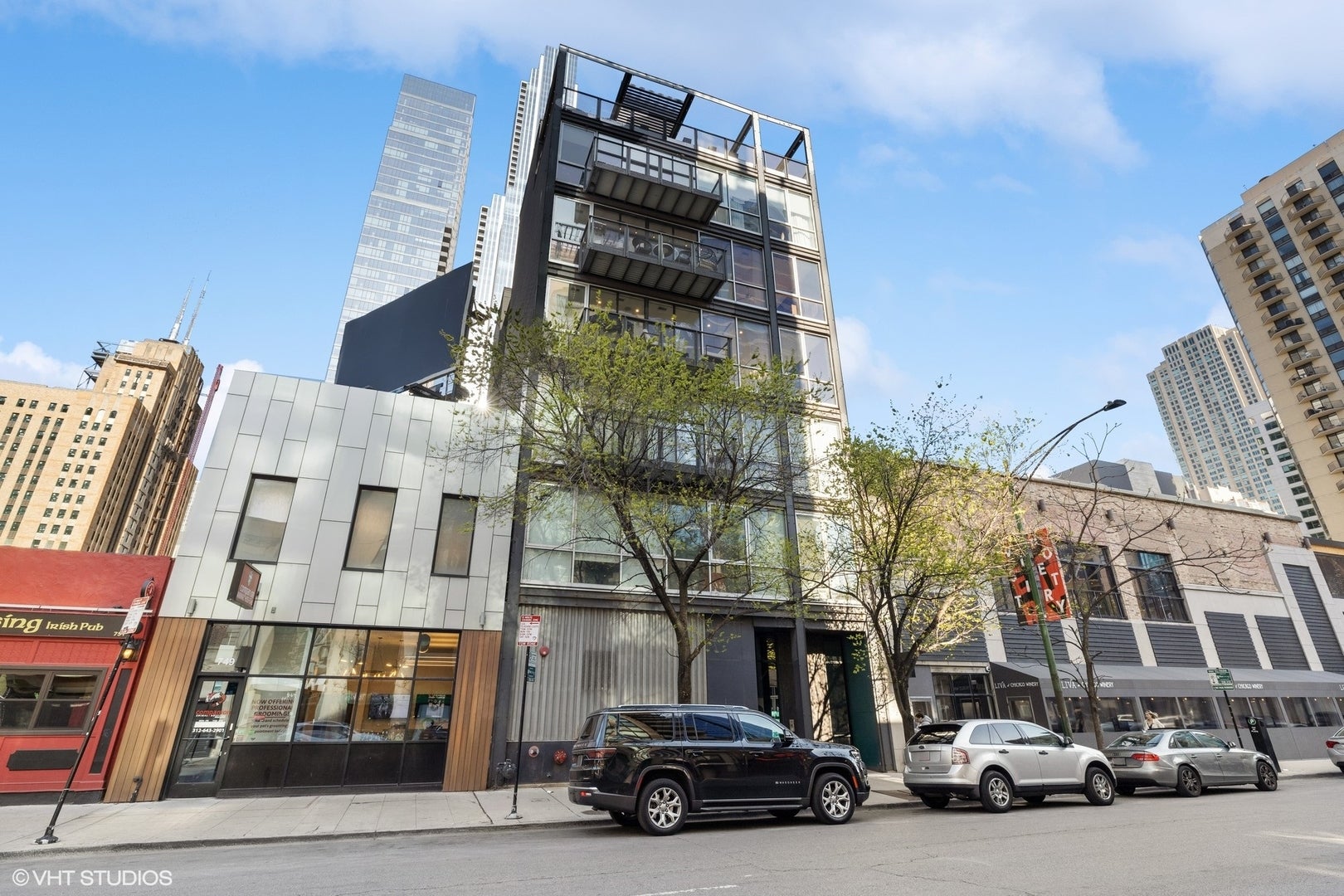 747 N Clark Street 401 — photo